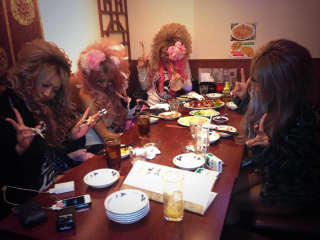 Illustration for article titled Japan's Latest Photo Trend: Hair Smiles